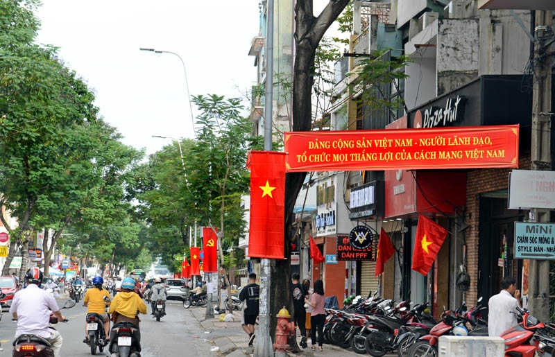 Sắc đỏ trên tuyến đường Lê Văn Sỹ, Quận 3.